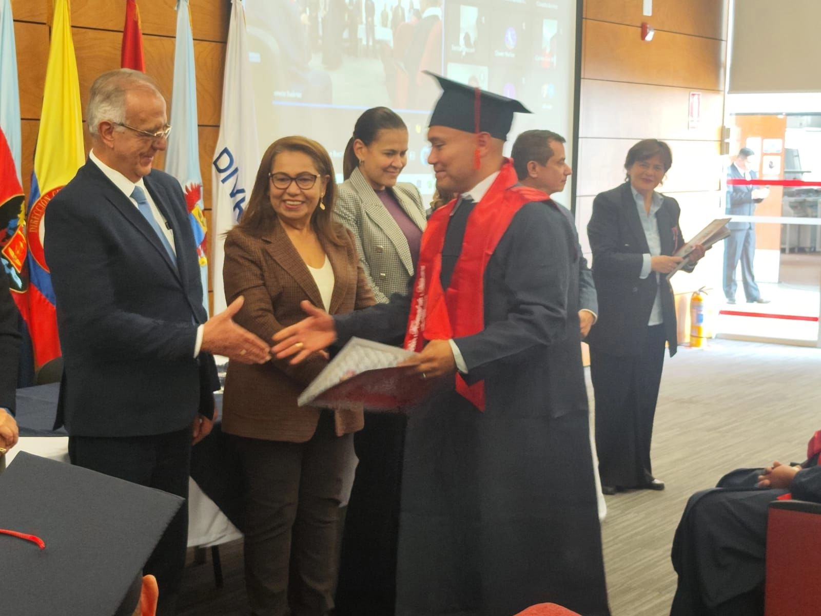 Estudiantes del bachillerato de adultos BEFAC en El Tambo